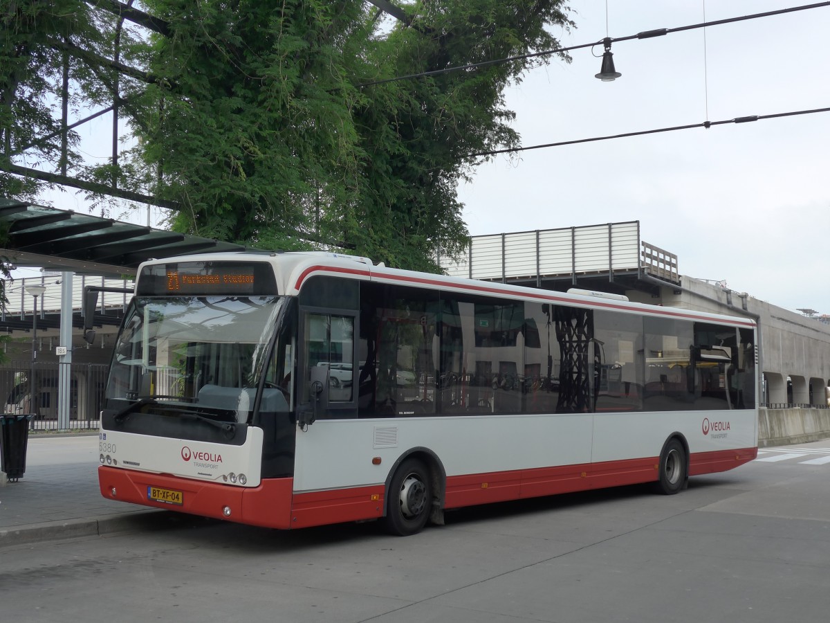 (162'676) - VEOLIA - Nr. 5380/BT-XF-04 - VDL Berkhof am 27. Juni 2015 beim Bahnhof Heerlen