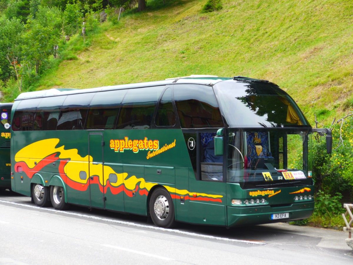 (163'158) - Aus England: Applegates, Berkeley - H3 EFA - Neoplan am 26. Juli 2015 in Adelboden, Margeli