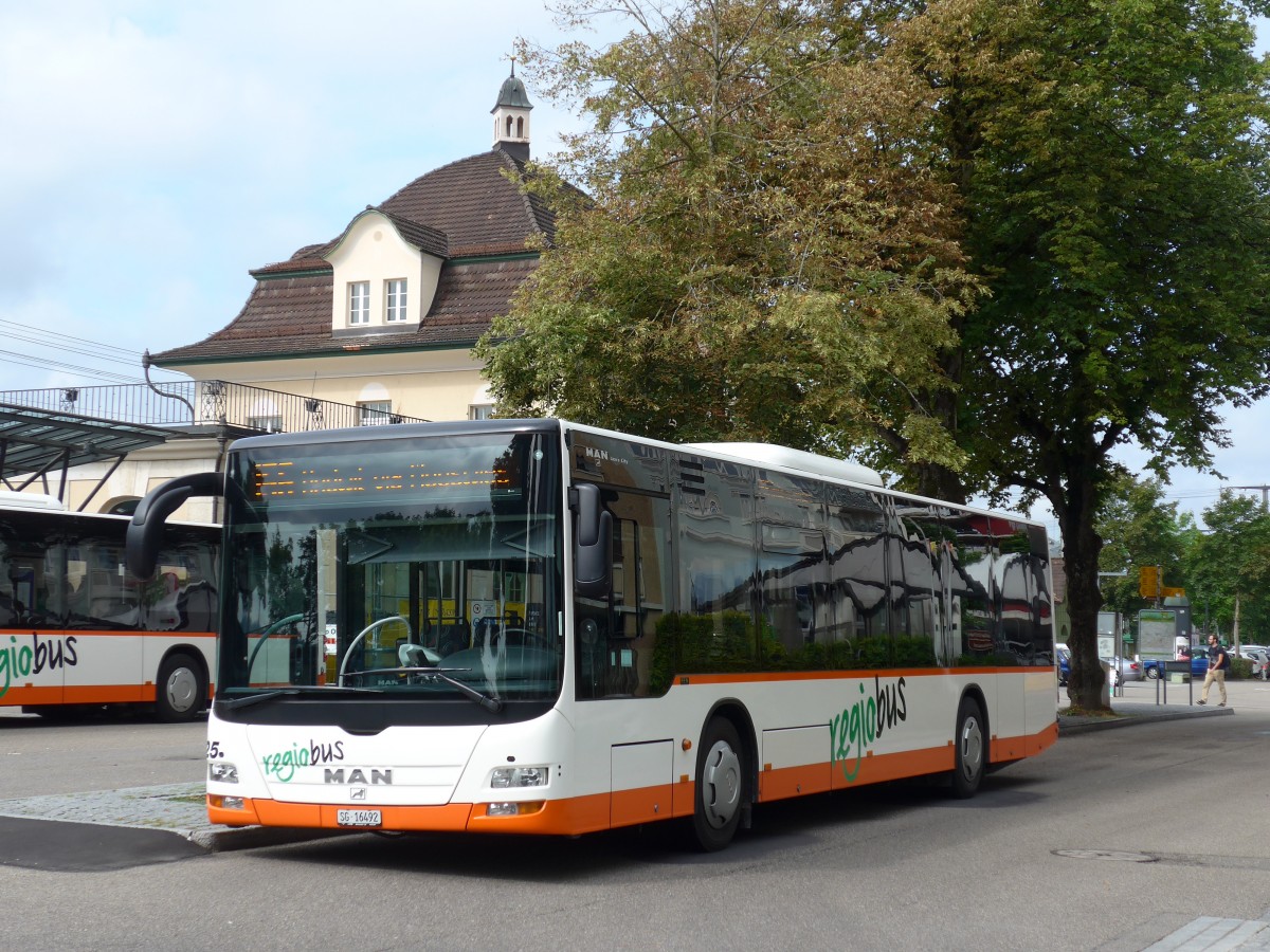 (163'210) - Regiobus, Gossau - Nr. 25/SG 16'492 - MAN am 2. August 2015 beim Bahnhof Gossau