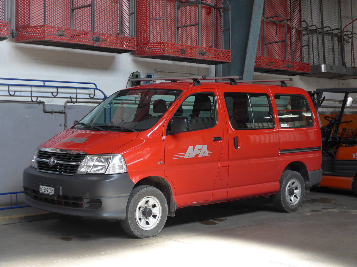 (164'425) - AFA Adelboden - BE 299'058 - Toyota am 6. September 2015 im Autobahnhof Adelboden