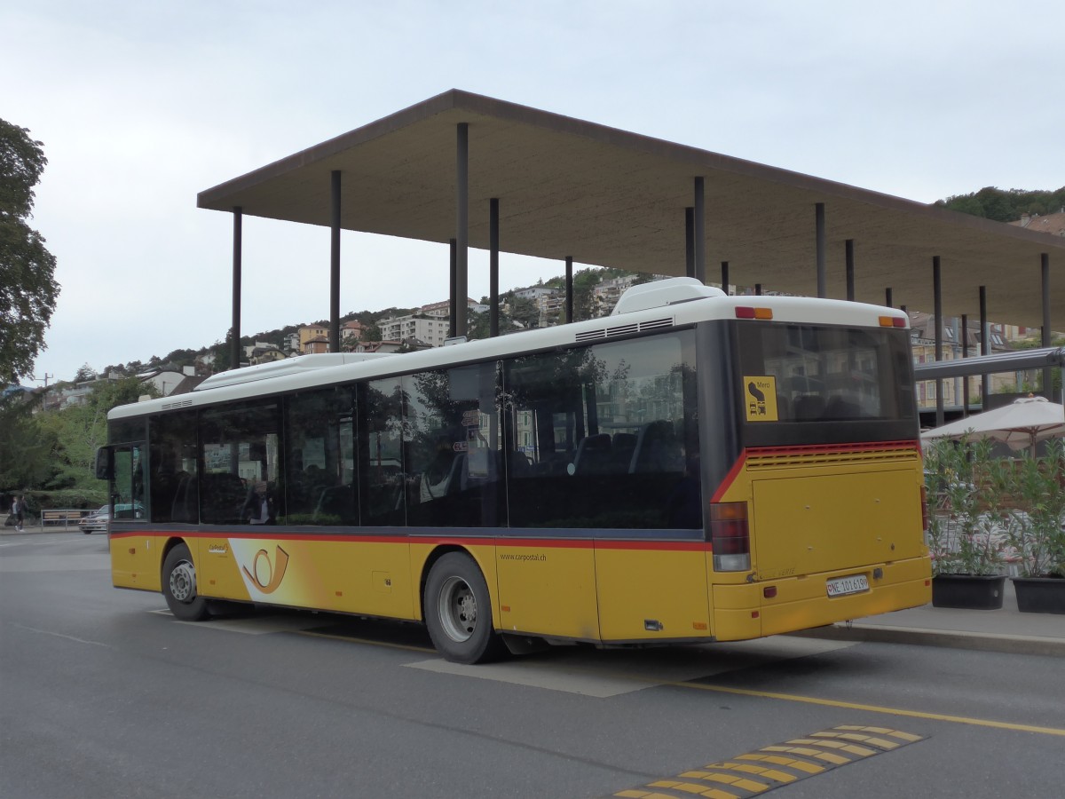 (164'758) - CarPostal Ouest - NE 101'619 - Setra am 15. September 2015 beim Bahnhof Neuchtel