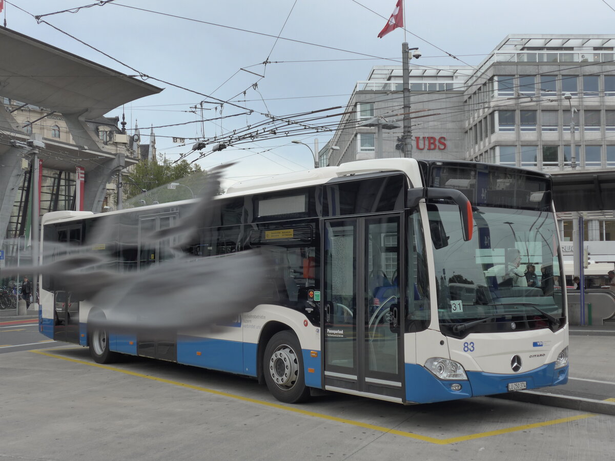 (164'853) - VBL Luzern - Nr. 83/LU 250'374 - Mercedes am 16. September 2015 beim Bahnhof Luzern (mit fliegender Taube im Bild)