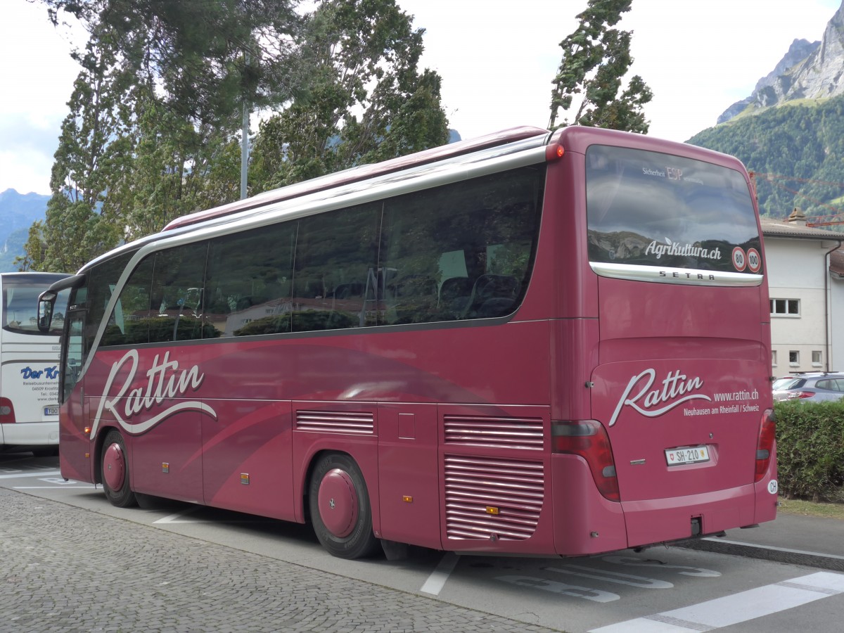 (164'889) - Rattin, Neuhausen - Nr. 10/SH 210 - Setra am 16. September 2015 beim Bahnhof Flelen