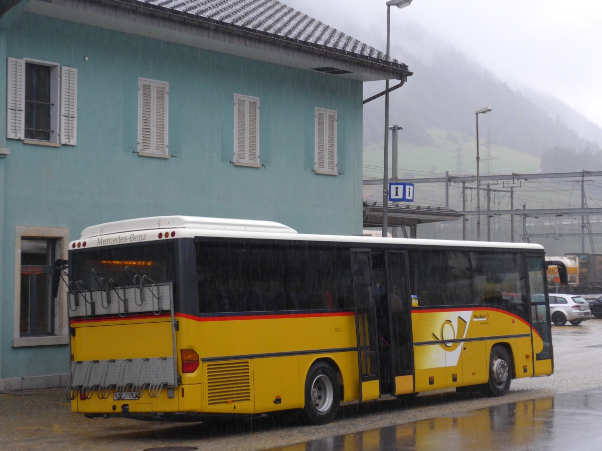 (164'923) - Mattli, Wassen - UR 9105 - Mercedes am 16. September 2015 beim Bahnhof Airolo