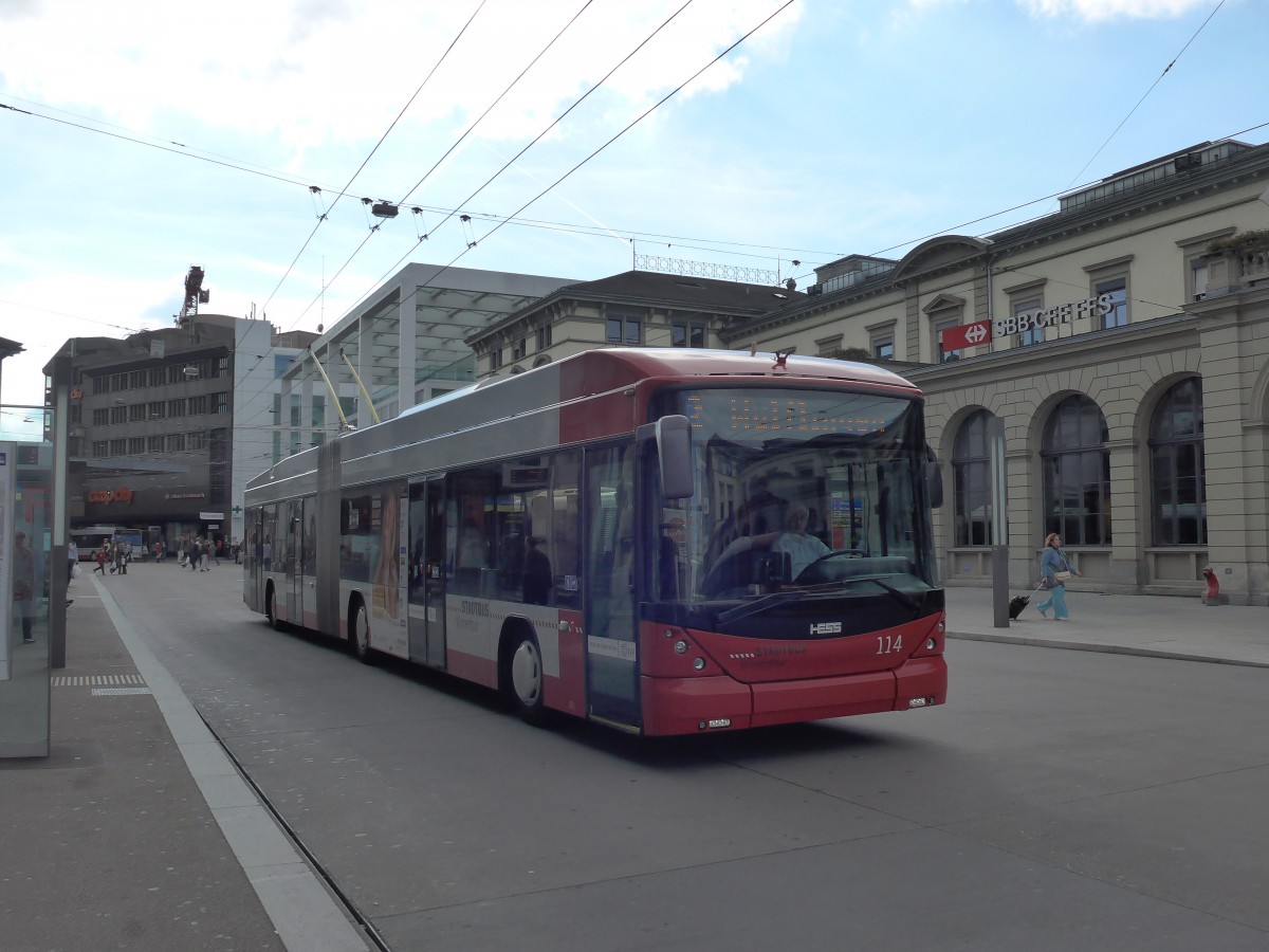 (165'926) - SW Winterthur - Nr. 114 - Hess/Hess Gelenktrolleybus am 26. September 2015 beim Hauptbahnhof Winterthur