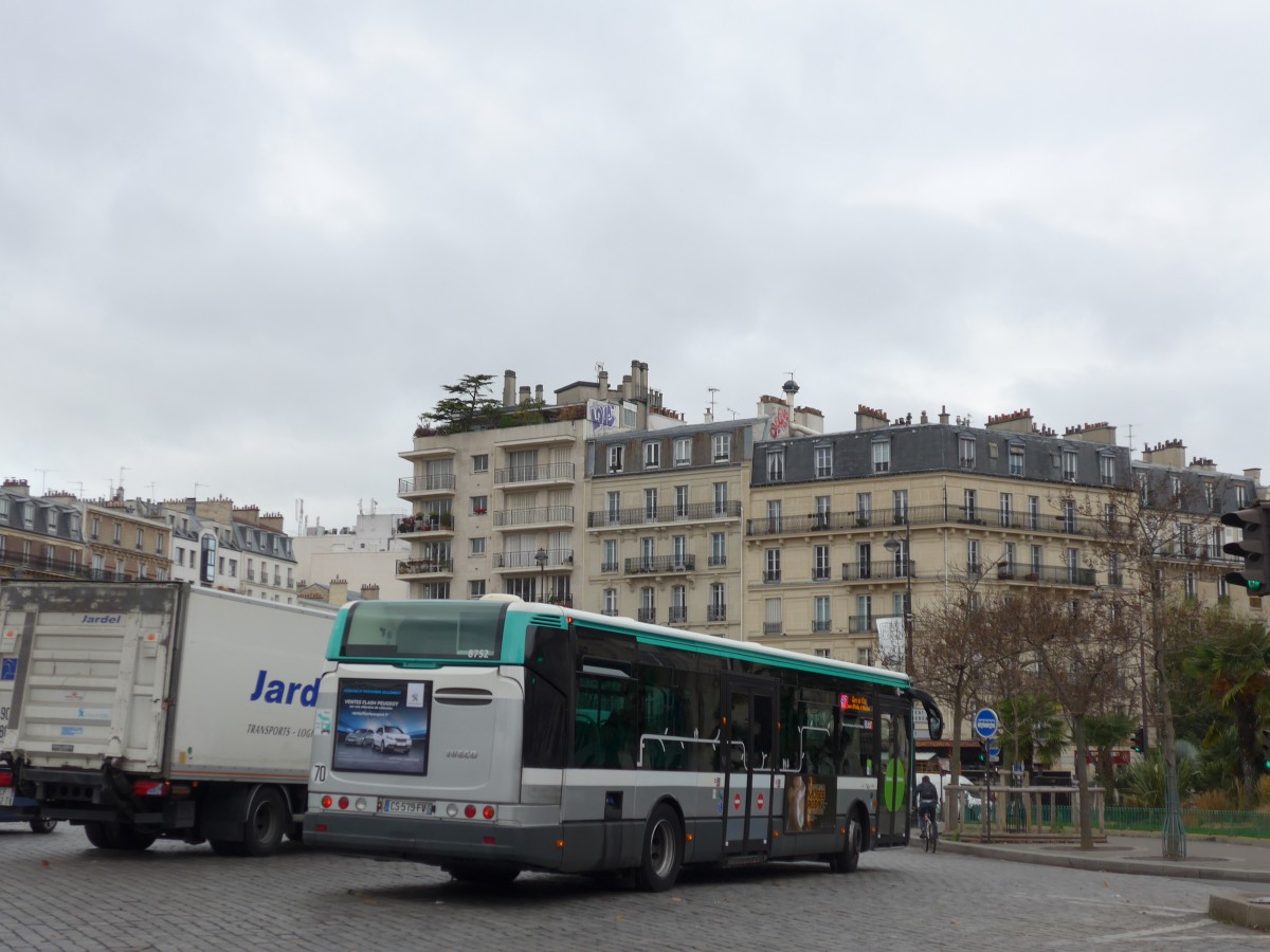 (166'857) - RATP Paris - Nr. 8752/CS 579 FV - Irisbus am 16. November 2015 in Paris, Place d'Italie