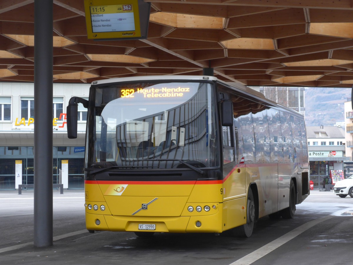 (167'542) - Lathion, Sion - Nr. 9/VS 12'990 - Volvo am 29. November 2015 beim Bahnhof Sion