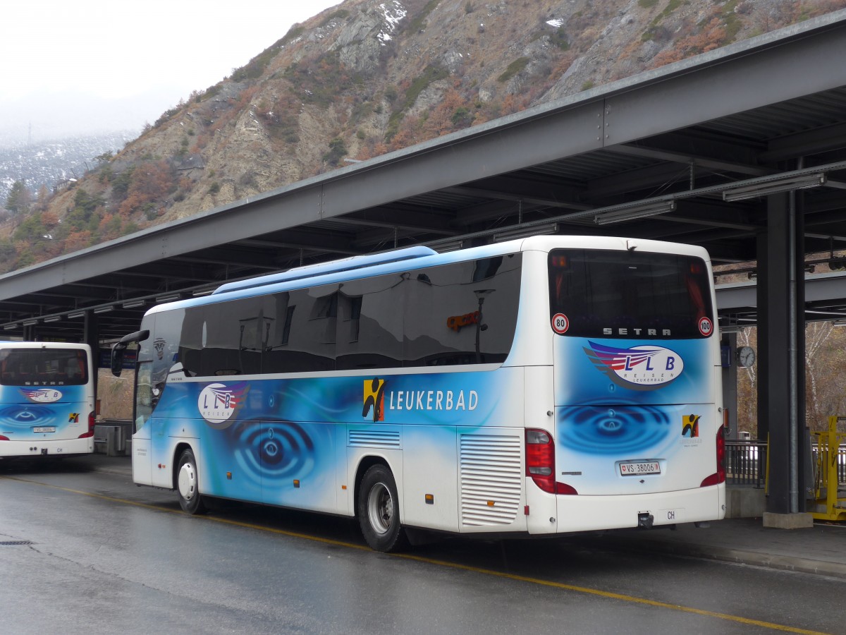 (167'571) - LLB Susten - Nr. 6/VS 38'006 - Setra am 29. November 2015 beim Bahnhof Leuk