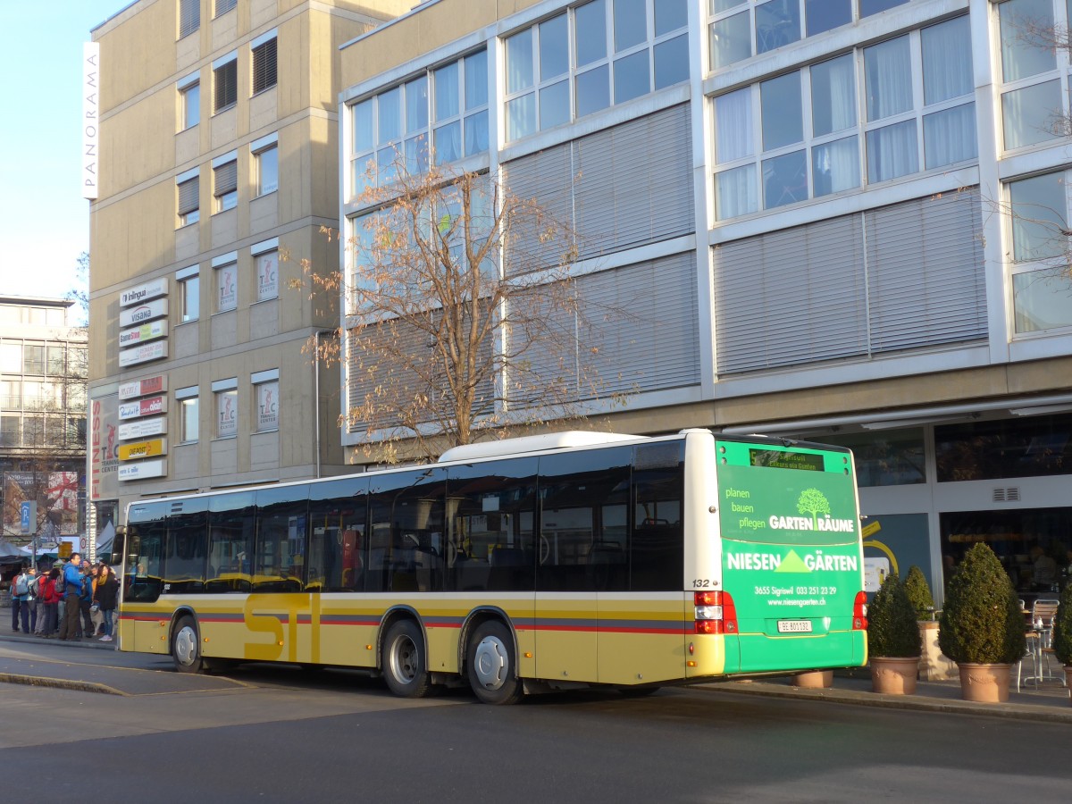 (167'736) - STI Thun - Nr. 132/BE 801'132 - MAN am 13. Dezember 2015 beim Bahnhof Thun