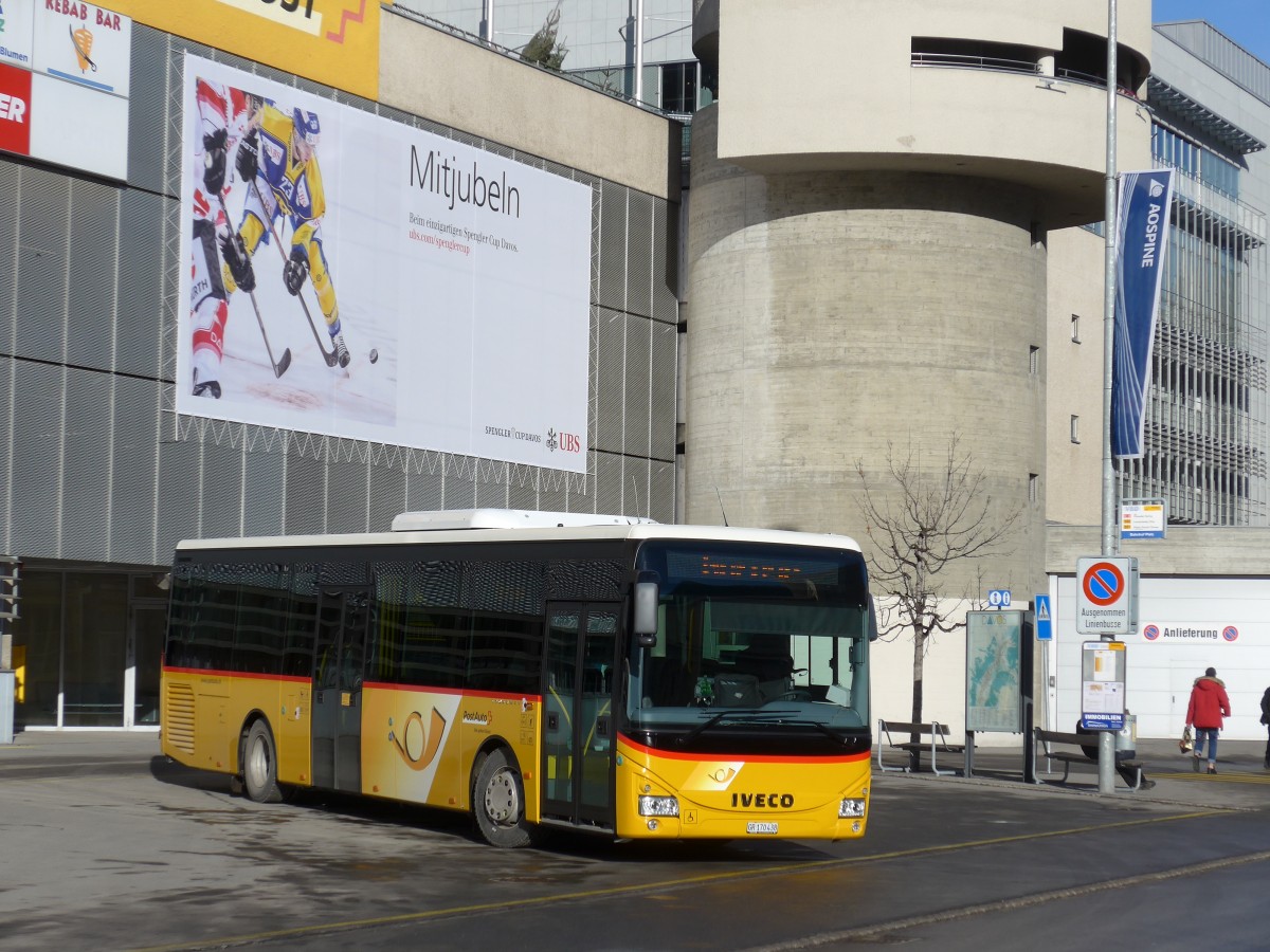 (167'823) - PostAuto Graubnden - GR 170'438 - Iveco am 19. Dezember 2015 beim Bahnhof Davos Platz