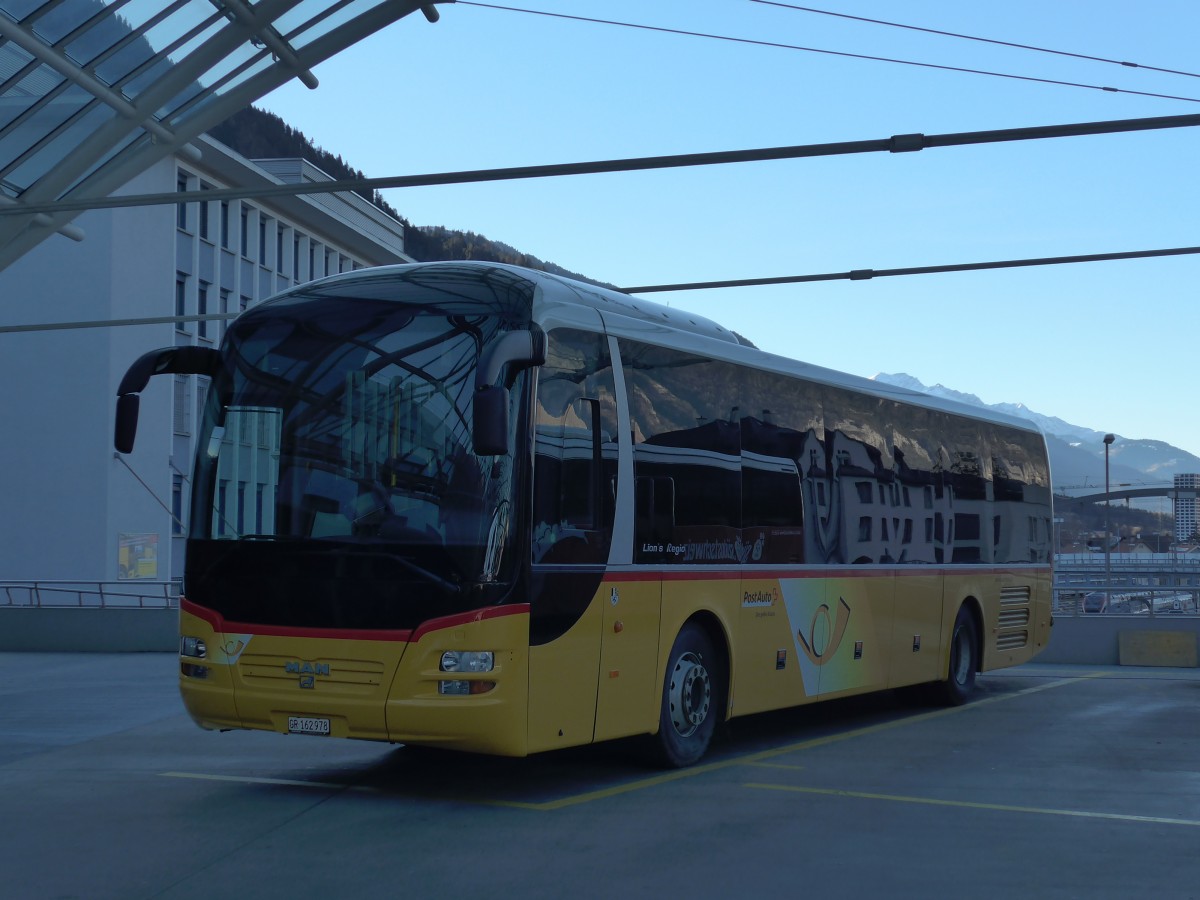 (168'003) - PostAuto Graubnden - GR 162'978 - MAN am 26. Dezember 2015 in Chur, Postautostation