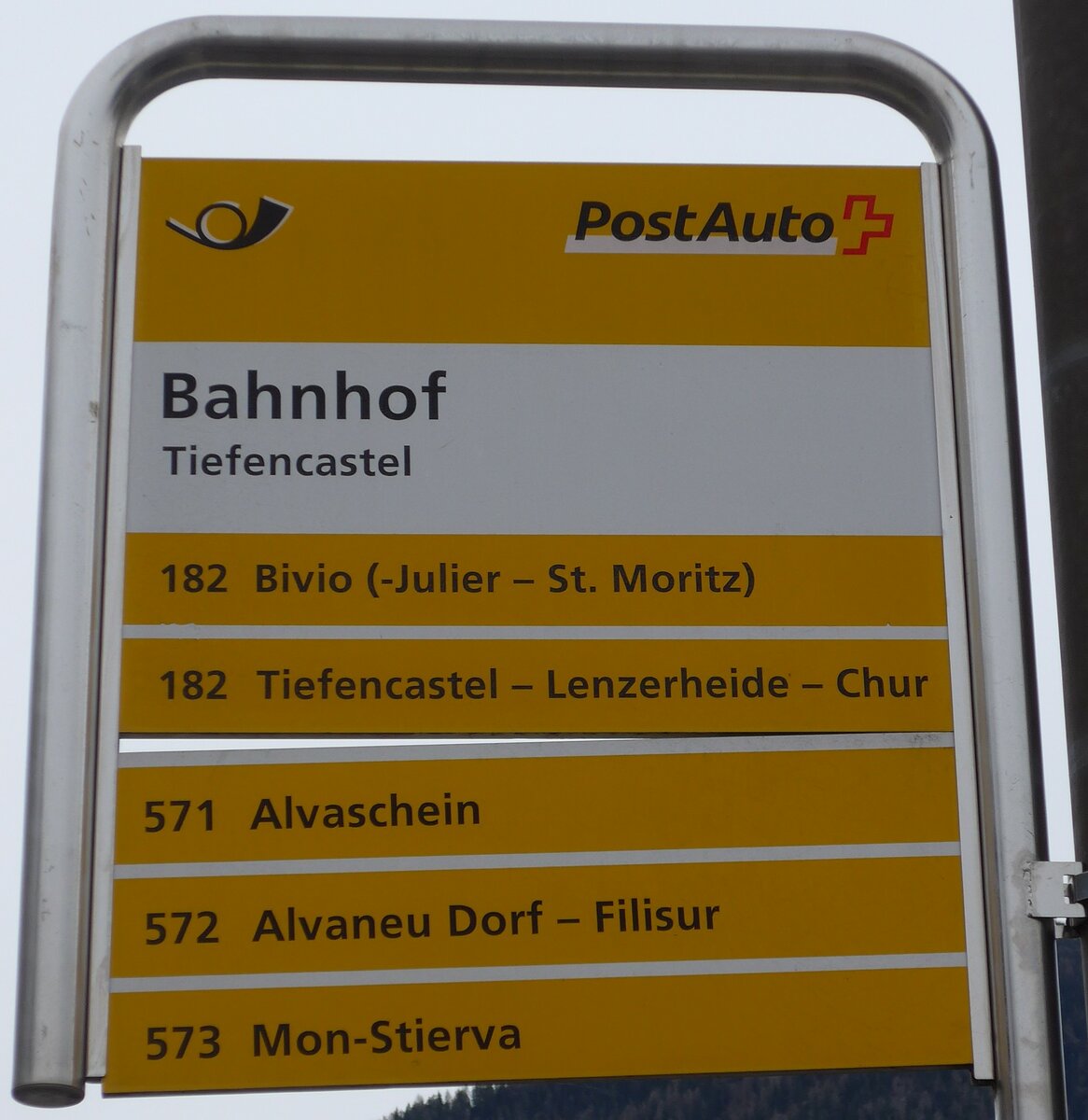 (168'227) - PostAuto-Haltestellenschild - Tiefencastel, Bahnhof - am 2. Januar 2016