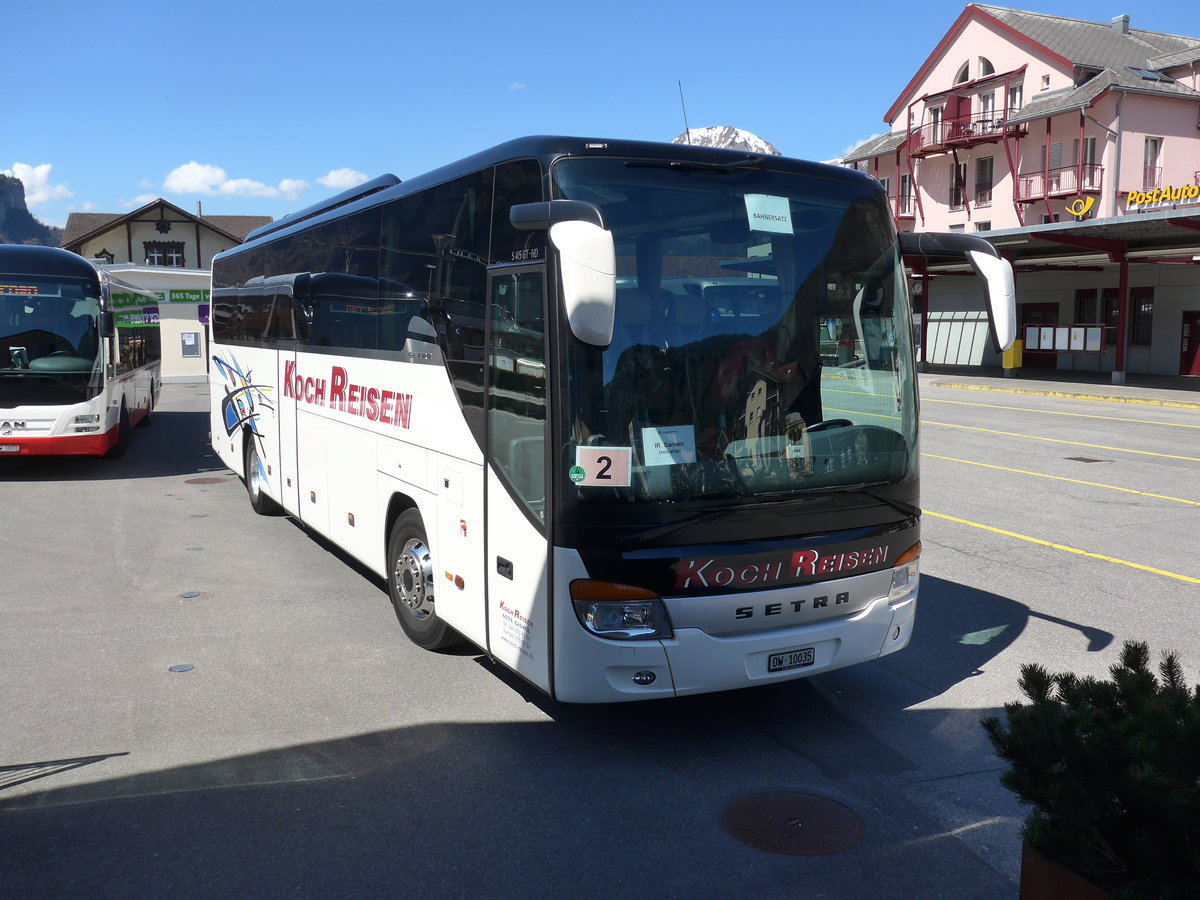 (169'830) - Koch, Giswil - OW 10'035 - Setra am 11. April 2016 beim Bahnhof Meiringen