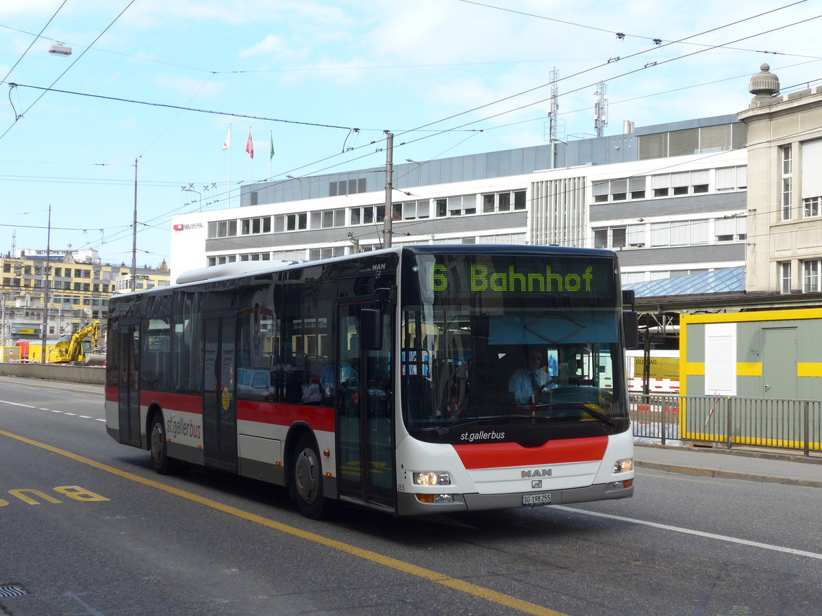 (169'875) - St. Gallerbus, St. Gallen - Nr. 255/SG 198'255 - MAN am 12. April 2016 beim Bahnhof St. Gallen (prov. Haltestelle)