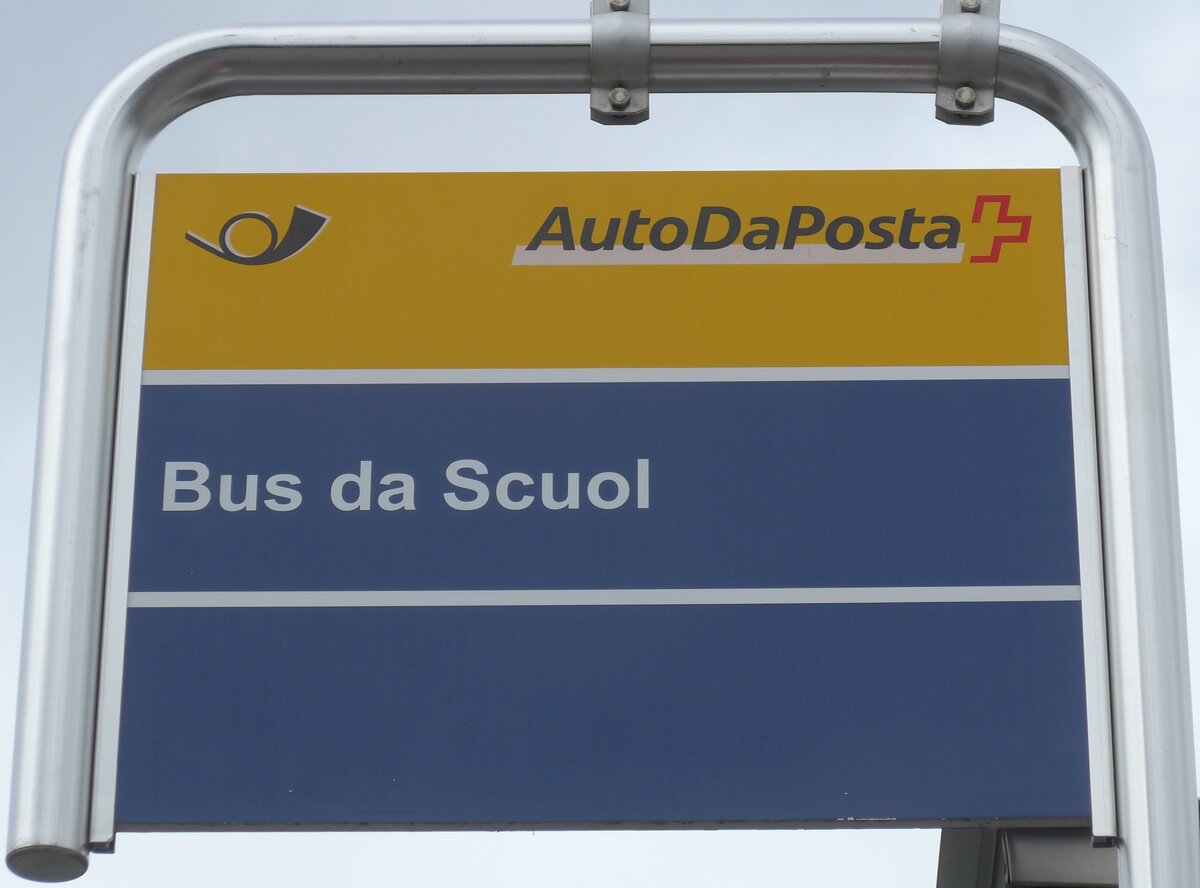 (170'940) - PostAuto-Haltestellenschild - Scuol-Tarasp, Bahnhof - am 16. Mai 2016