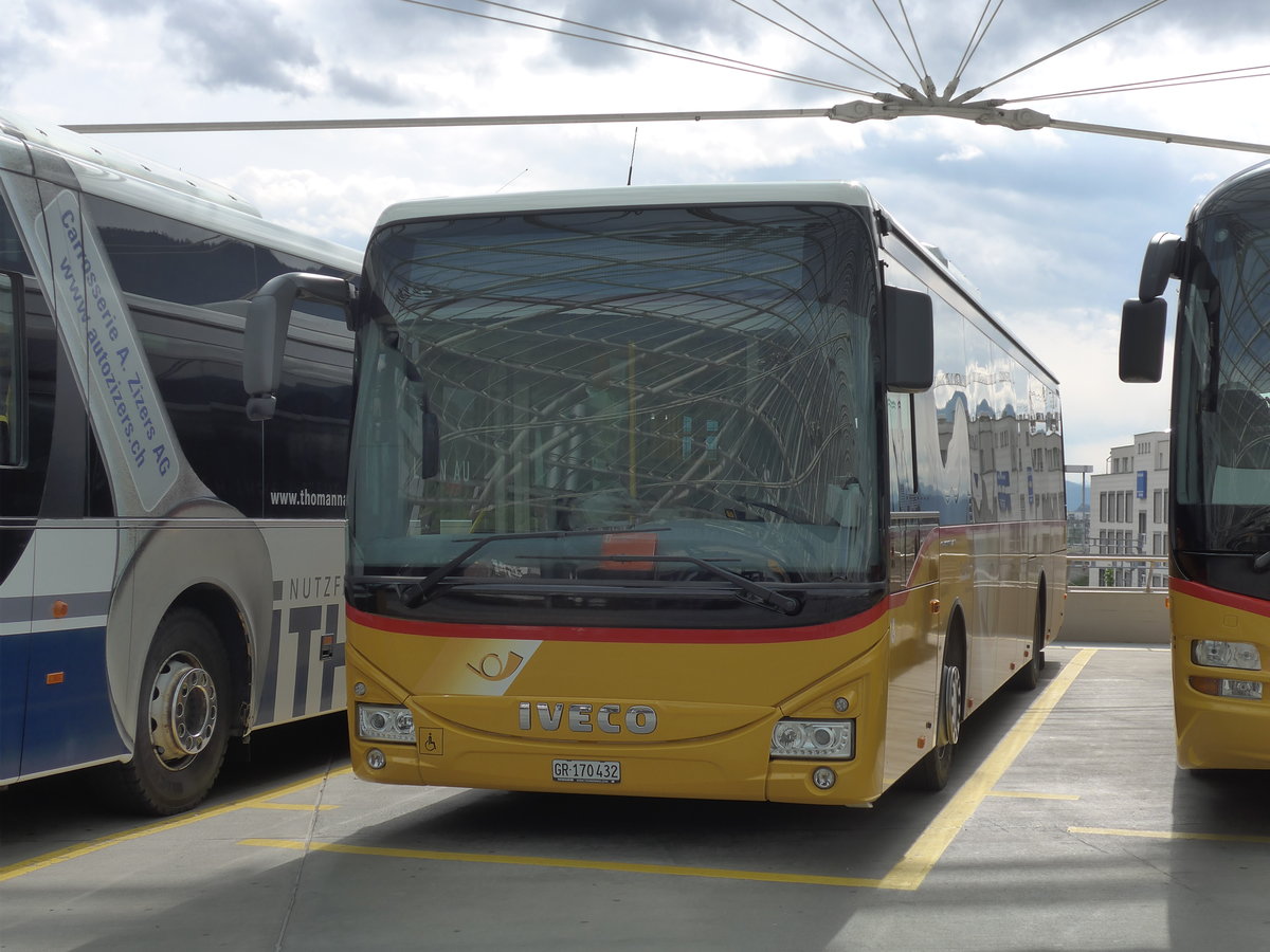 (170'948) - PostAuto Graubnden - GR 170'432 - Iveco am 16. Mai 2016 in Chur, Postautostation