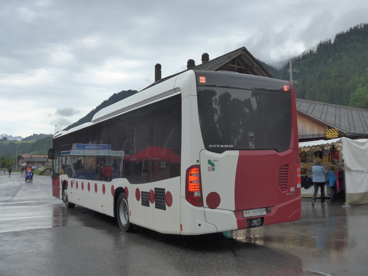 (171'511) - TPF Fribourg - Nr. 85/FR 300'388 - Mercedes am 28. Mai 2016 beim Bahnhof Boltigen