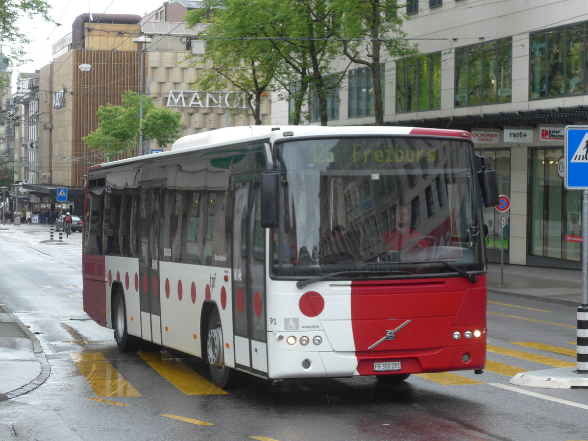 (171'786) - TPF Fribourg - Nr. 91/FR 300'281 - Volvo am 13. Juni 2016 beim Bahnhof Fribourg