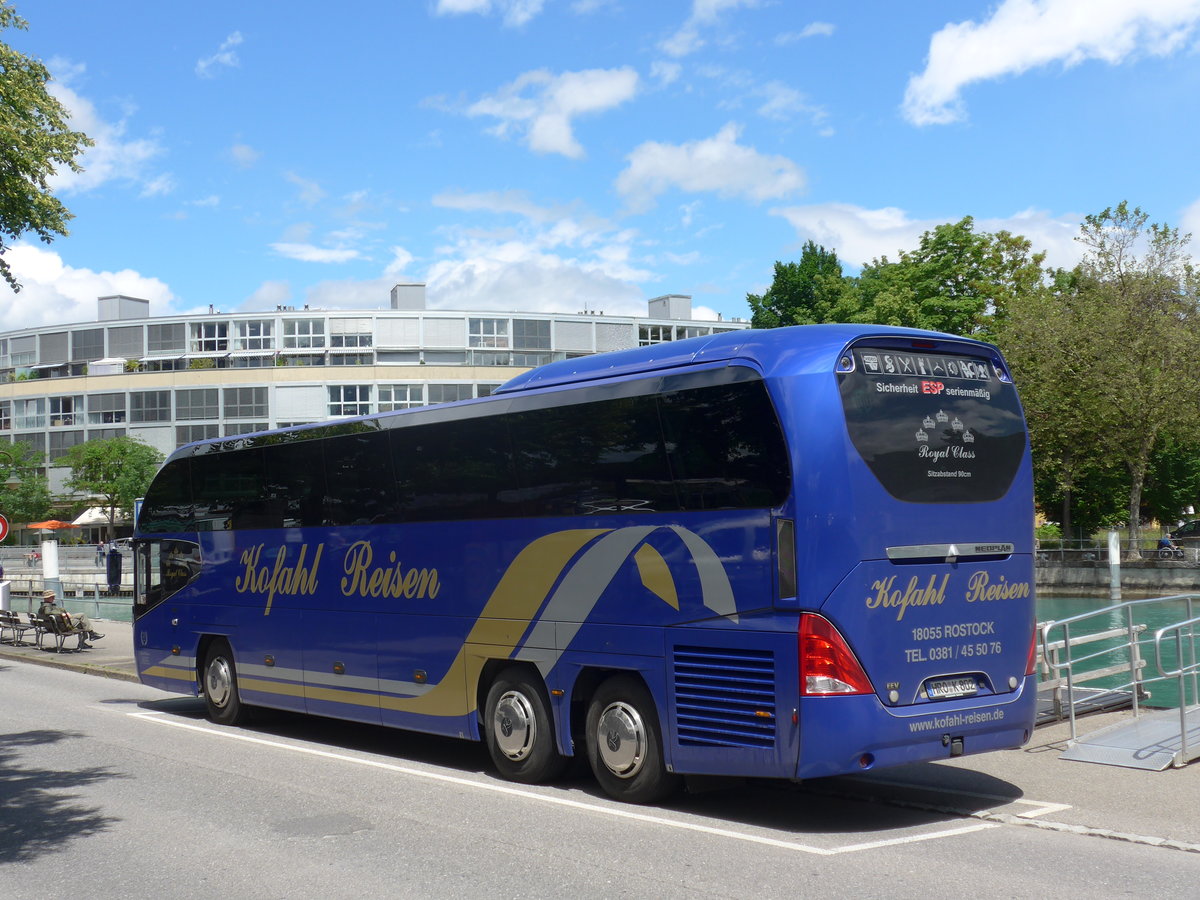 (171'876) - Aus Deutschland: Kofahl, Rostock - HRO-K 802 - Neoplan am 15. Juni 2016 bei der Schifflndte Thun