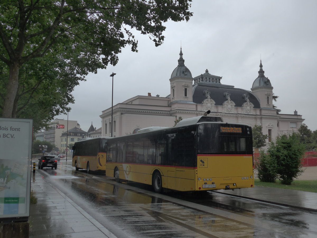 (172'997) - CarPostal Ouest - VD 305'520 - Solaris am 14. Juli 2016 beim Bahnhof Yverdon