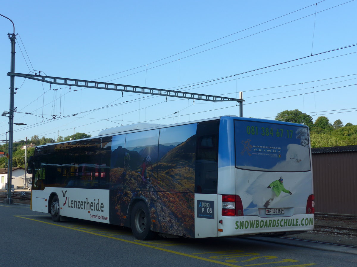 (173'026) - Bossi&Hemmi, Tiefencastel - GR 102'381 - MAN am 15. Juli 2016 beim Bahnhof Orbe (Einsatz PostAuto)