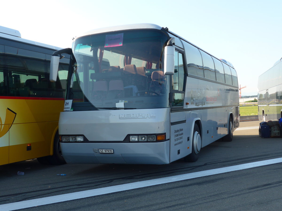 (174'350) - Schelbert, Einsiedeln - SZ 97'935 - Neoplan (ex Beeler, Merlischachen) am 28. August 2016 in Estavayer-le-Lac, ESAF