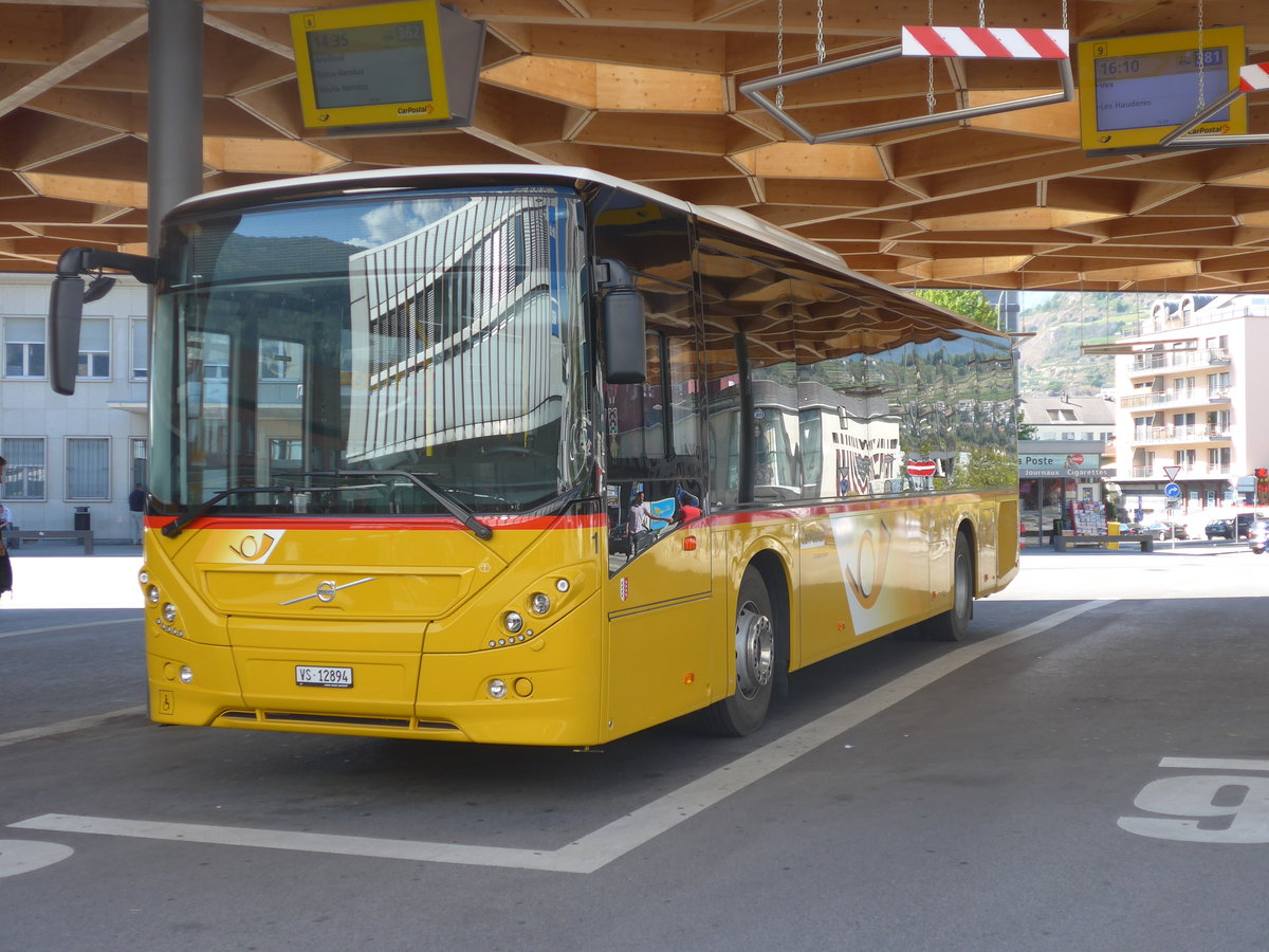 (175'131) - Lathion, Sion - Nr. 1/VS 12'894 - Volvo am 24. September 2016 beim Bahnhof Sion