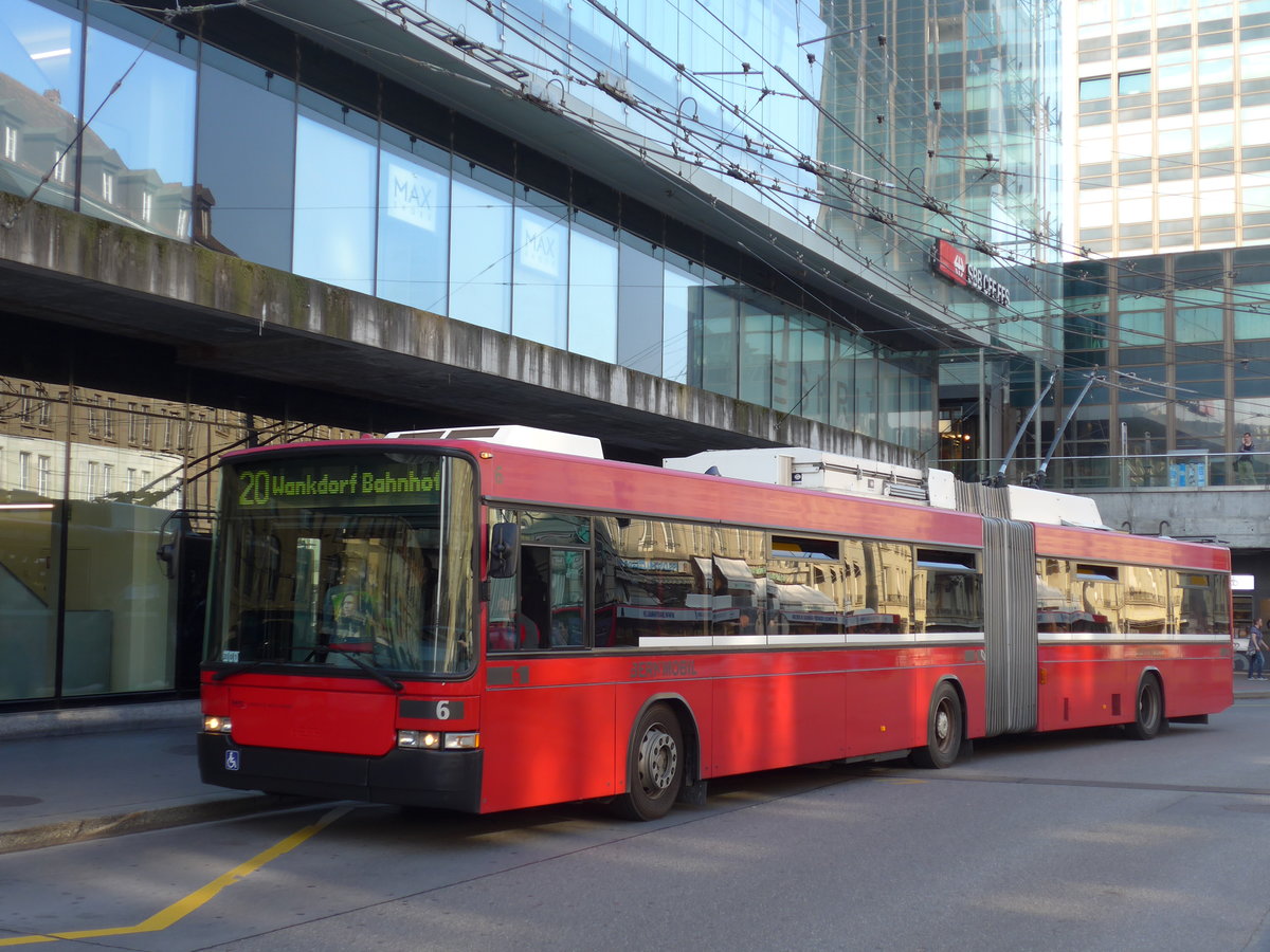 (175'258) - Bernmobil, Bern - Nr. 6 - NAW/Hess Gelenktrolleybus am 26. September 2016 beim Bahnhof Bern