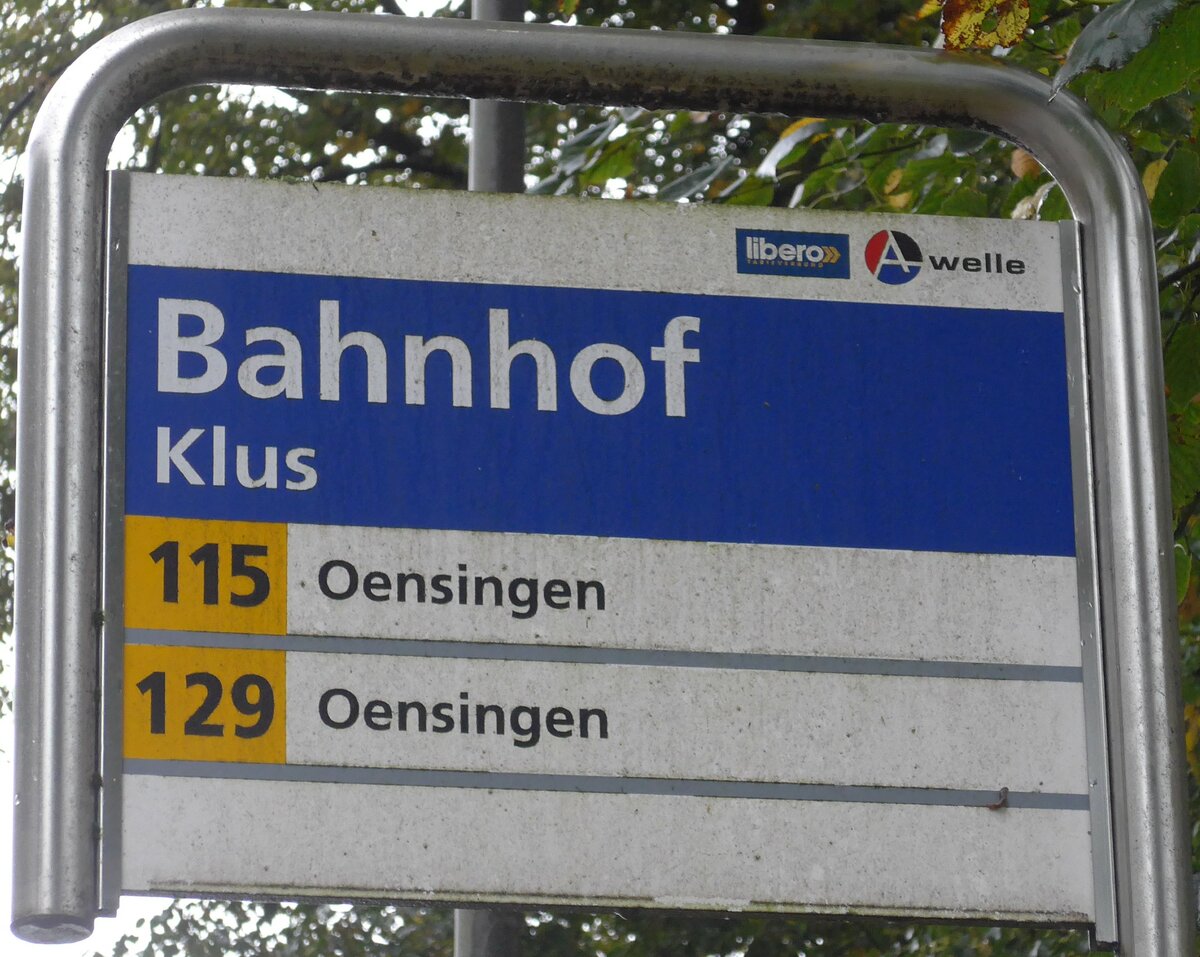 (175'305) - A-welle/PostAuto-Haltestellenschild - Klus, Bahnhof - am 2. Oktober 2016