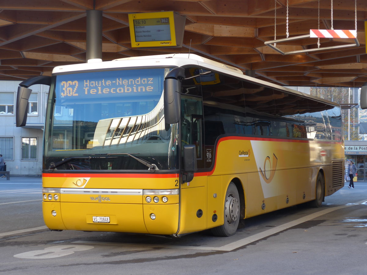 (176'631) - Lathion, Sion - Nr. 2/VS 70'848 - Van Hool am 12. November 2016 beim Bahnhof Sion