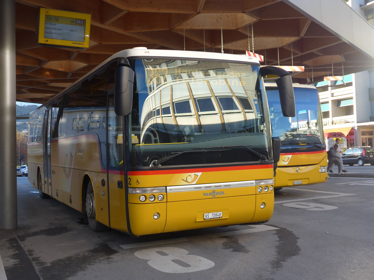 (176'632) - Lathion, Sion - Nr. 2/VS 70'848 - Van Hool am 12. November 2016 beim Bahnhof Sion