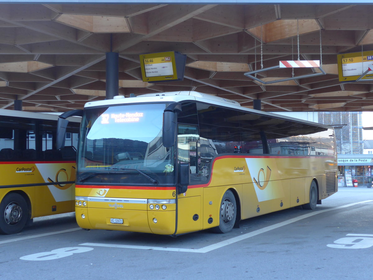 (176'852) - Lathion, Sion - Nr. 6/VS 12'672 - Van Hool am 4. Dezember 2016 beim Bahnhof Sion