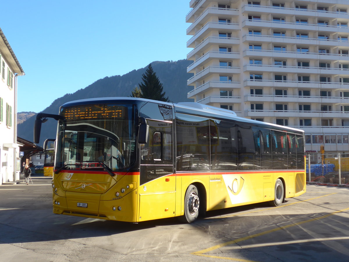 (177'109) - Fontana, Ilanz - Nr. 5/GR 1805 - Volvo am 10. Dezember 2016 beim Bahnhof Ilanz