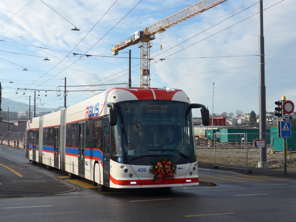 (177'157) - VBL Luzern - Nr. 409 - Hess/Hess Doppelgelenktrolleybus am 11. Dezember 2016 beim Bahnhof Emmenbrcke Sd