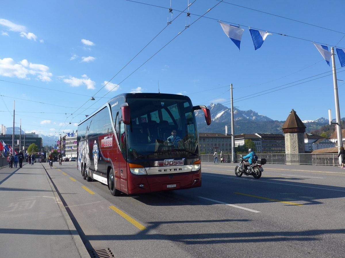 (179'404) - Gssi, Horw - LU 87'721 - Setra am 10. April 2017 in Luzern, Bahnhofbrcke