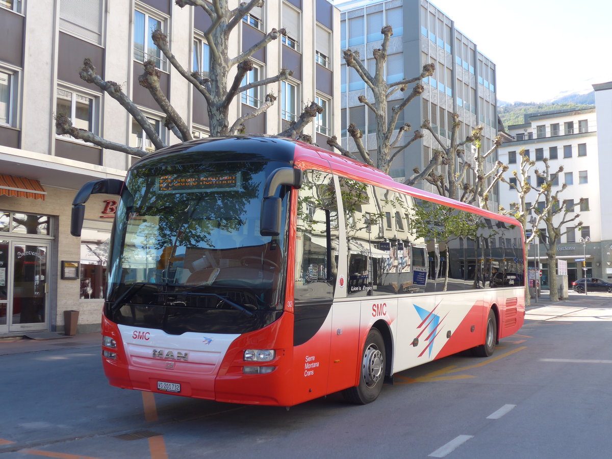 (179'897) - SMC Montana - Nr. 32/VS 201'732 - MAN am 29. April 2017 beim Bahnhof Sierre (prov. Haltestelle)