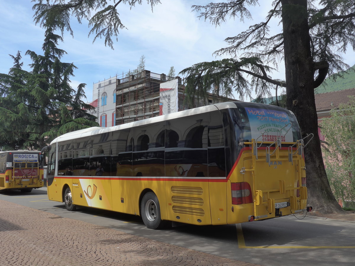 (180'522) - PostAuto Graubnden - GR 162'991 - MAN am 23. Mai 2017 beim Bahnhof Bellinzona