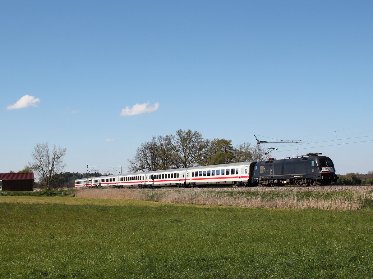 182 001 mit dem  IC Knigssee  am 29. April 2016 bei Weisham.