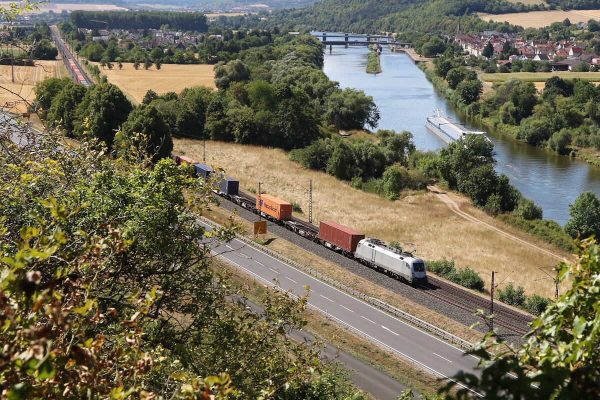 182 101 mit einem Containerzug aus Wrzburg kommend am 6. August 20222 bei Himmelstadt.