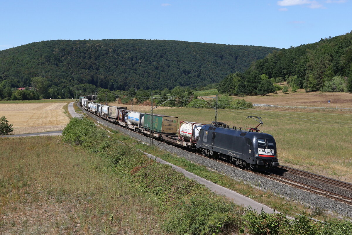 182 508 von  MRCE  mit einem  KLV  aus Gemnden kommend am 6. August 2022 bei Harrbach.