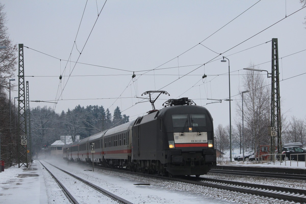 182 509-0 am 12. Januar 2013 mit dem  IC Knigssee  im Bahnhof von Assling.