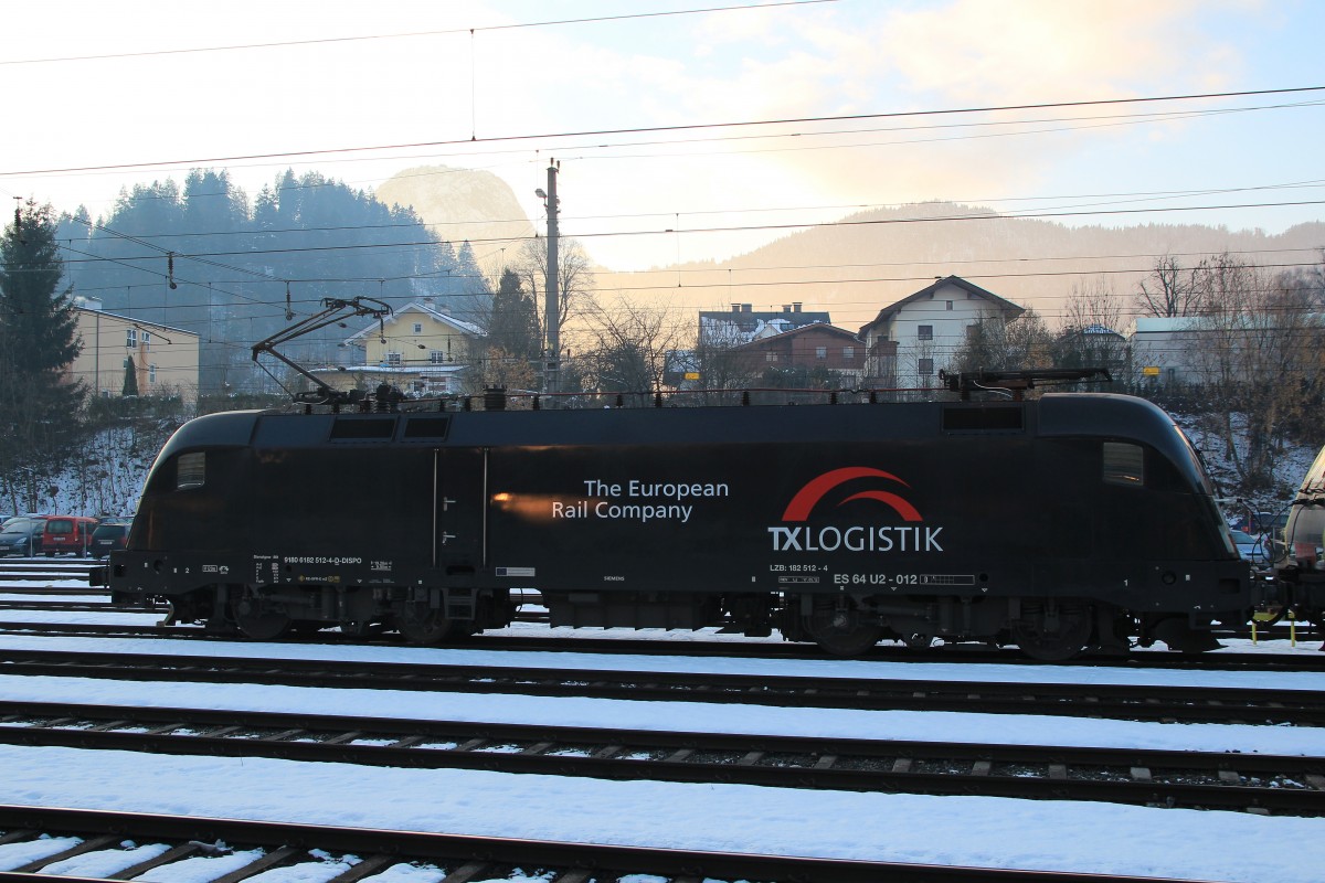 182 512 4 steht am 30. November 2013 im Bahnhof von Kufstein/Tirol.