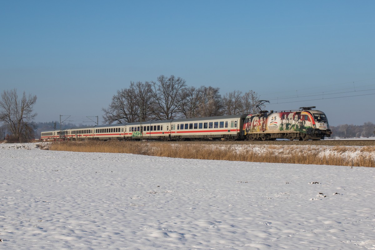 182 521 war am 22. Januar 2016 bei Weisham mit dem  IC Knigssee  in Richtung Berchtesgaden unterwegs.