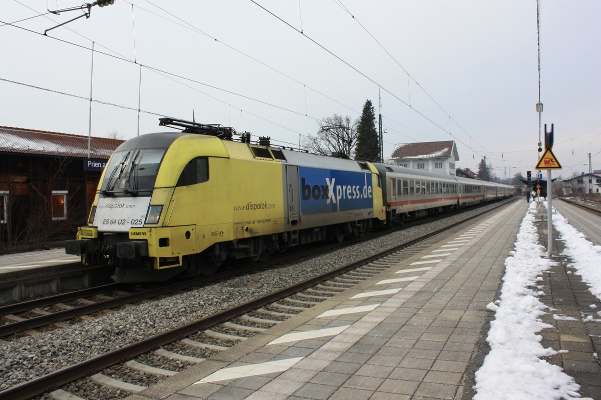 182 525-6 mit dem  IC Knigssee  am 28. Mrz 2013 im Bahnhof von Prien am Chiemsee.