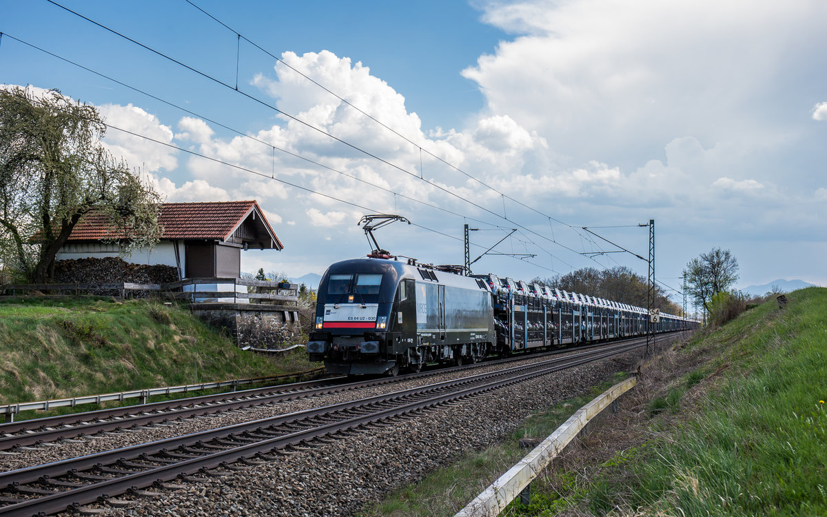 182 530 war am 10. April 2017 bei Hilperting mit einem Autozug in Richtung Mnchen unterwegs.