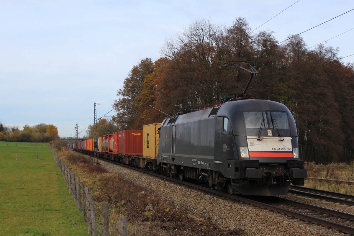 182 536-7 ist mit einem Containerzug auf dem Weg in Richtung Brenner. Aufgenommen am 10. November 2012 bei Vogl.