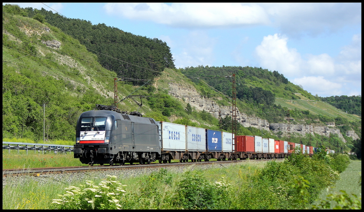 182 565 mit Containerzug am 24.05.14 bei Karlstadt
