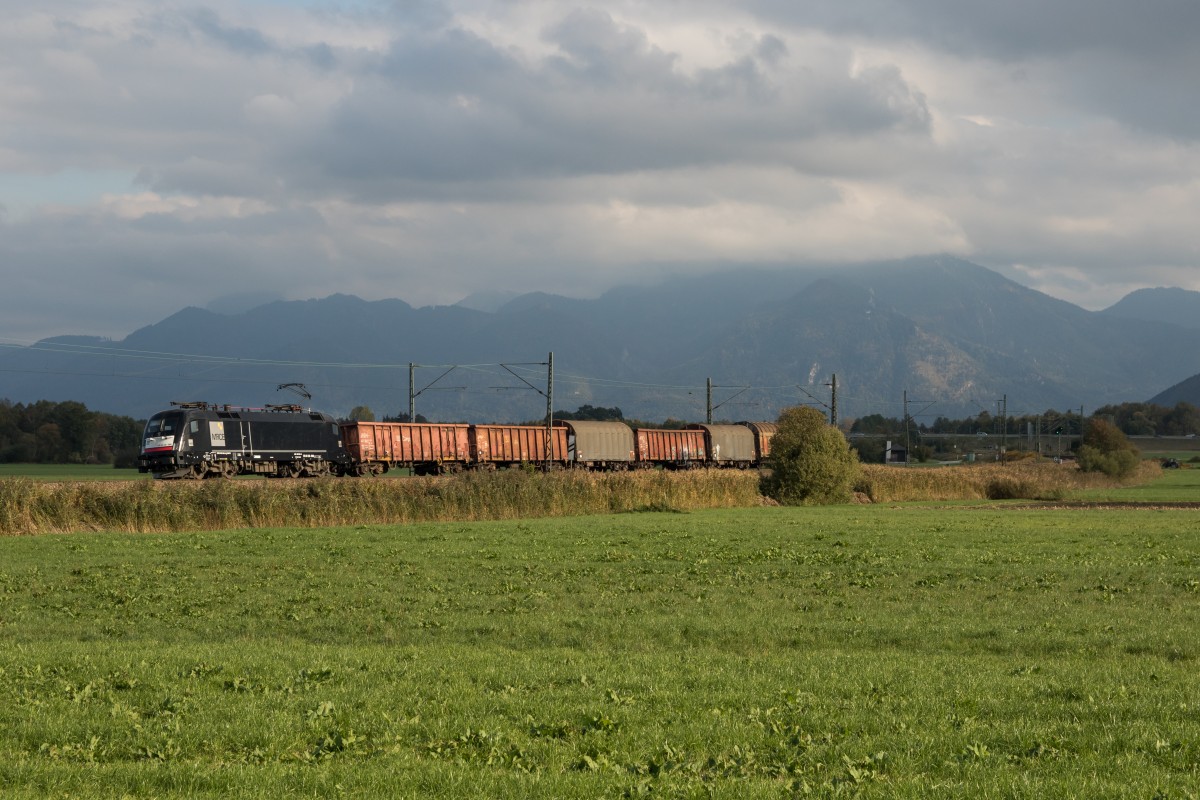 182 566 mit einem gemischten Gterzug am 9. Oktober 2015 bei Weisham.