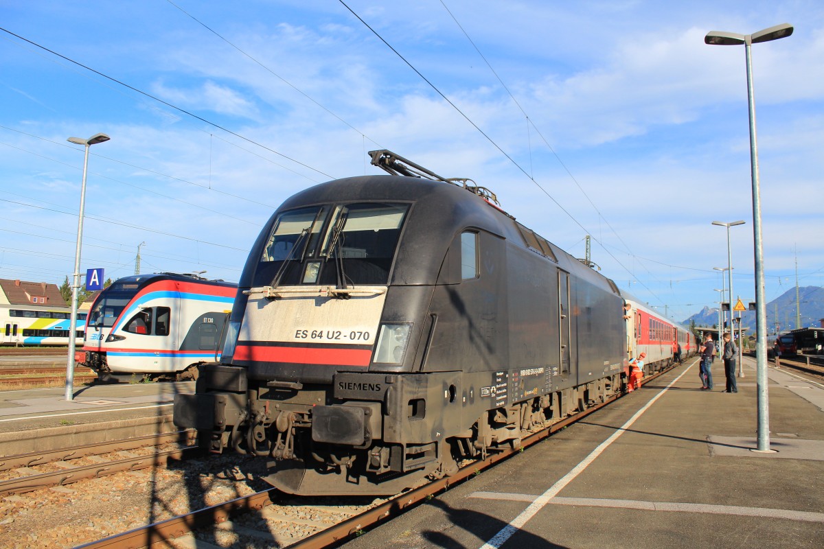 182 570 am 6. Oktober 20112 mit dem  IC Knigssee  im Bahnhof von Freilassing.