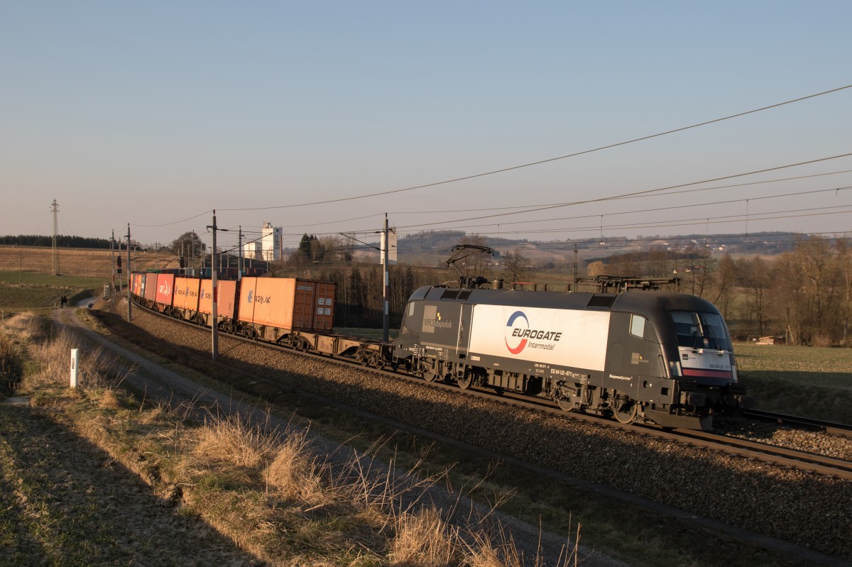 182 571-0 mit einem Gterzug am 18. Mrz 2013 bei Haiding.